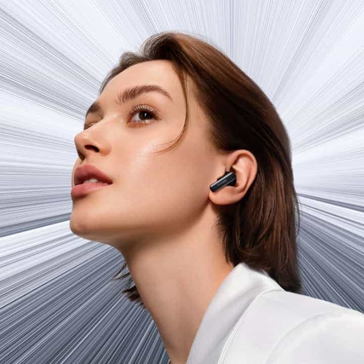 HUAWEI FreeBuds 6i in Black colourway with charging case